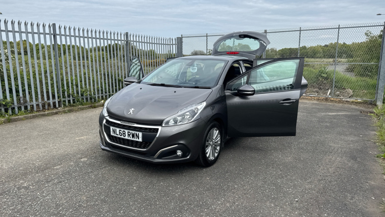 Peugeot 208 1.2 PureTech 82 Signature 5dr [Start Stop] Petrol Hatchback